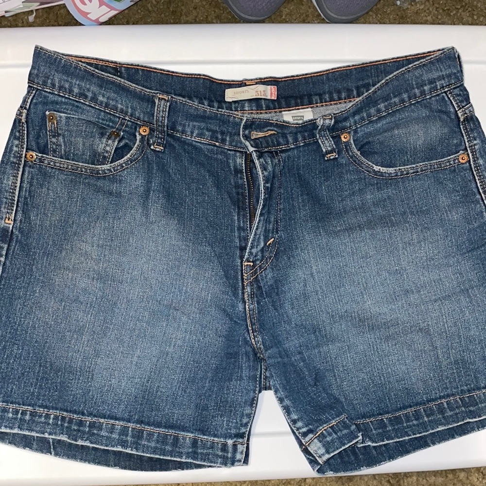 LEVI DENIUM 515 SHORTS...SIZE 14